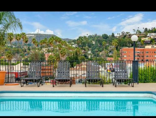 2BR Hollywood Apt with Rooftop Pool & Stunning Views, Los Angeles (fotografie 3)