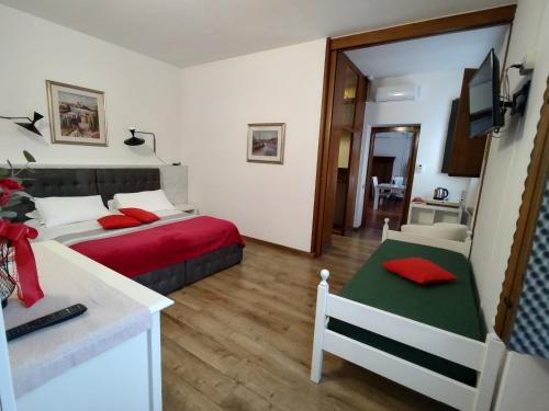 Comfort Triple Room image 7