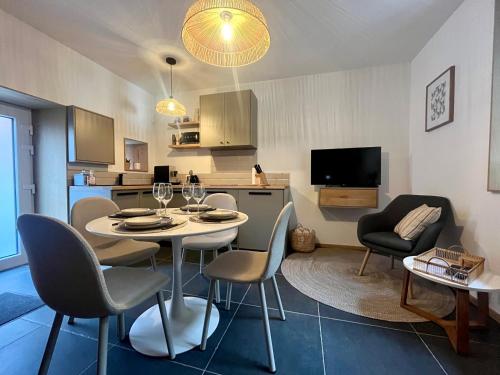 Tour de château à Barbençon (Tour de chateau a Barbencon) in Beaumont