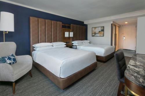 2 queen beds