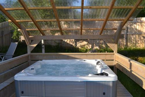 Charming farmhouse with jacuzzi and patio in Tistam