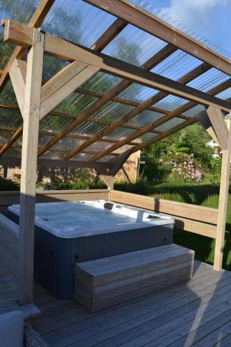 Charming farmhouse with jacuzzi and patio in Tistam