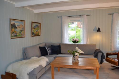 Charming farmhouse with jacuzzi and patio in Tistam