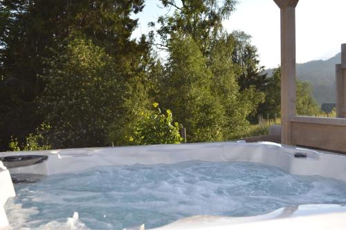 Charming farmhouse with jacuzzi and patio in Tistam