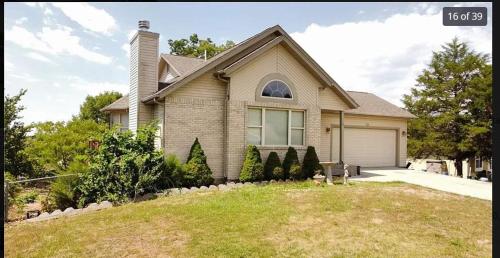 Spacious 5 bedroom charming house in Camdenton