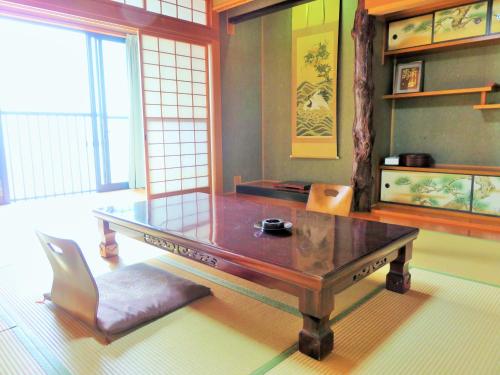 Shokinkan The 2-star Shokinkan offers comfort and convenience whether youre on business or holiday in Kumamoto. Offering a variety of facilities and services, the property provides all you need for a good nigh