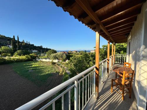 شرفة/ تراس, Villa Hector in Charavgi