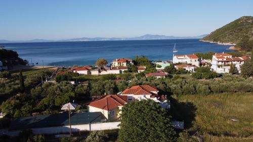 المنطقة المحيطة, Villa Hector in Charavgi