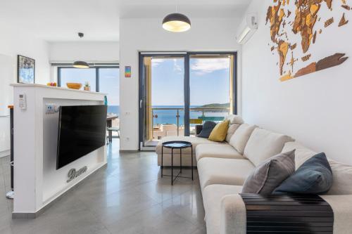 Modern Top Floor Sea View 3BR with Pools, Spa & Fitness 5