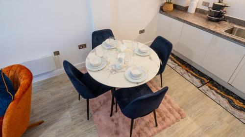 Mega7 Spacious 2Bedroom Apartment, 2 Bathrooms, Balcony and Free Parking, Manchester (photo 6)