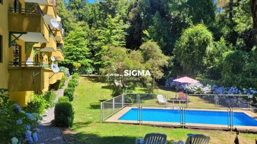 Depto con piscina y vista al jardín en Pucón