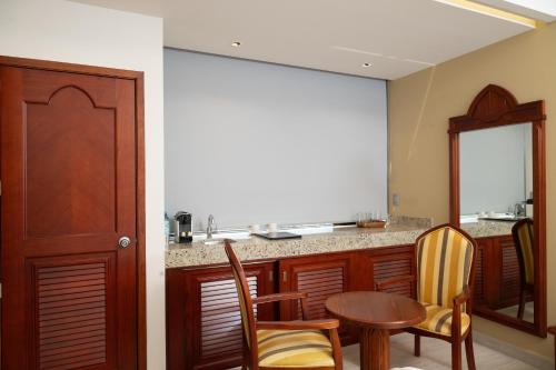Deluxe Double Room image 7