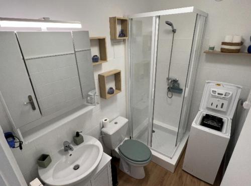 Bathroom, MOENA Antibes in Camp Long