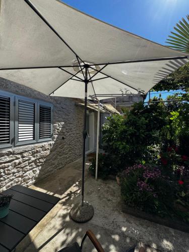 One-Bedroom Apartment room in Eleonora Apartments Free Parking Garden & 5 Min to Beach