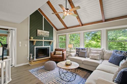 Mountain View 3BDR with Hot Tub, Game Loft and Deck, Sugar Mountain