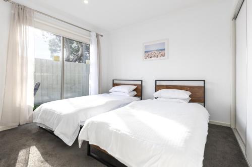 Spacious Corio Townhouse Near Ferry & Waterfront in Észak-Geelong