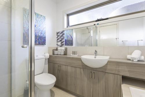 Spacious Corio Townhouse Near Ferry & Waterfront in Észak-Geelong