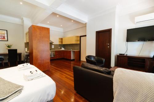 Studio Apartment with Queen Bed image 2