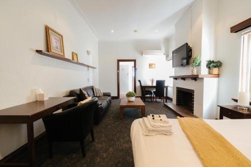 Queen Suite image 4