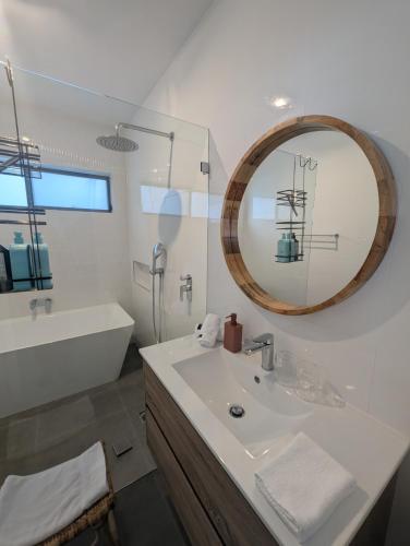 Zuhanyzó, 2 bedroom apartment with Garden views in Sydney in Marrickville