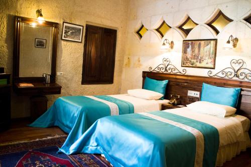 1 queen bed, 2 twin beds