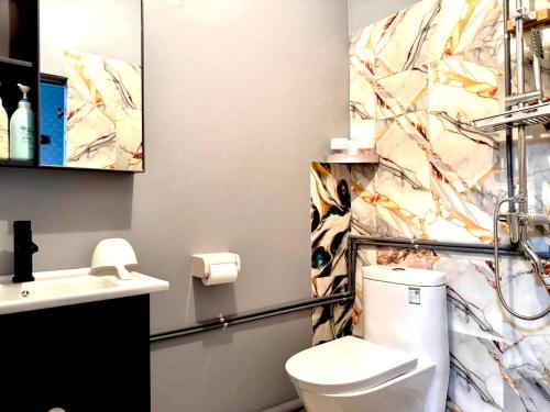 Mito Houses 20 or 28 Pax - Bus & Breakfast Options - 샤워실