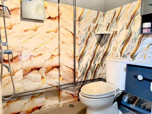 Mito Houses 20 or 28 Pax - Bus & Breakfast Options - 샤워실