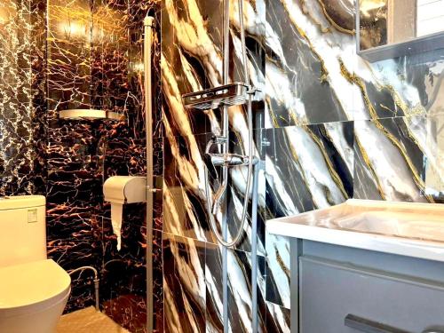 Mito Houses 20 or 28 Pax - Bus & Breakfast Options - 샤워실