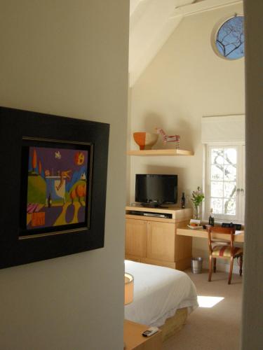 Four Rosmead Boutique Guesthouse - image 2
