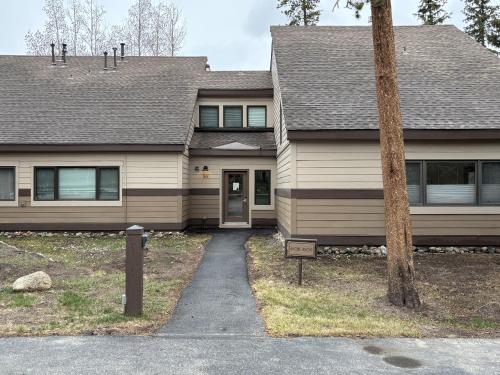Quicksilver 1609 Premier 2-bedroom, ground floor condo