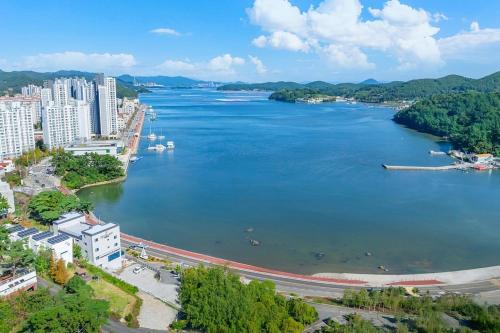 바이 더 씨 스파 펜션 (Tongyeong By the See Spa Pension) in 용남면