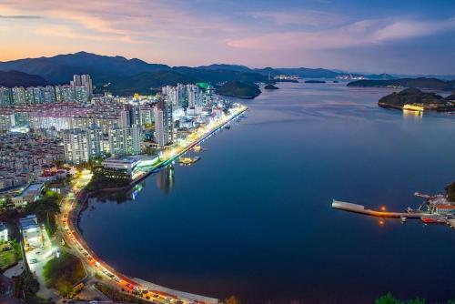 바이 더 씨 스파 펜션 (Tongyeong By the See Spa Pension) in 용남면