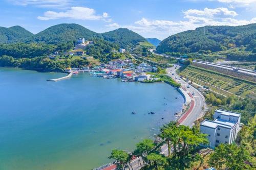 바이 더 씨 스파 펜션 (Tongyeong By the See Spa Pension) in 용남면
