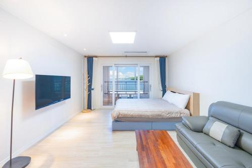 Tongyeong By the See Spa Pension in Yongnam-myeon