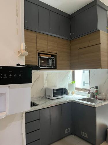 cuisine,  avec 1&nbsp;chambre(s) de 5.1&nbsp;m² et 1&nbsp;salle(s) de bains privée(s) à Cikupa ( KOSTAYCATION FRONT OF KAMPUS ESA UNGGUL TANGERANG) in Tangerang