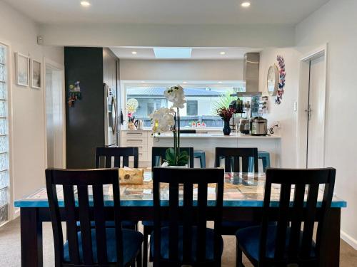 Cozy and sunny room near City To Seapath in Shirley