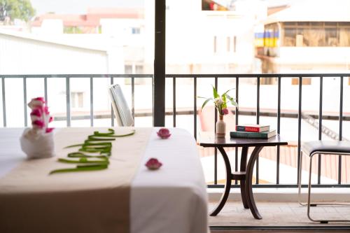 Double or twin room, deluxe, city view