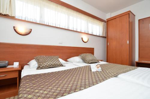 2 twin beds