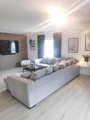 House with large hot tub in Bø, room for 2 families!