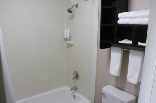 Super 8 by Wyndham Cabot - image 14