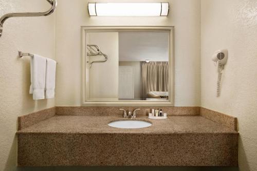 Super 8 By Wyndham Corsicana - 화장실