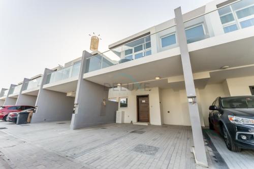 Community and Pool View 3BR Townhouse, Minutes from Desert Camp,DAMAC Hills 2 Amargo by Deluxe Holiday Homes, Dubaï (photo 2)