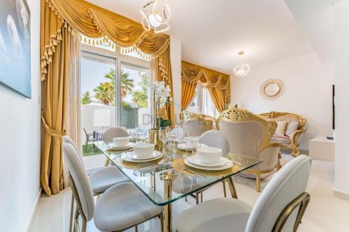 Community and Pool View 3BR Townhouse, Minutes from Desert Camp,DAMAC Hills 2 Amargo by Deluxe Holiday Homes, Dubaï (photo 3)