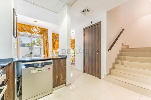 Community and Pool View 3BR Townhouse, Minutes from Desert Camp,DAMAC Hills 2 Amargo by Deluxe Holiday Homes, Dubaï (photo 8)