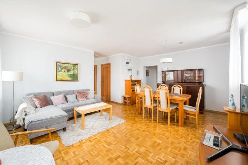 National Stadium Spacious Apartment by BookingHost