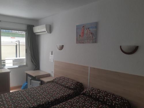 Twin Room with Street VIew image 8