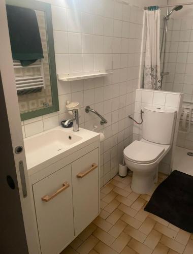 Bathroom, La chambre en bois de chez Antoine in Saint-Eloi