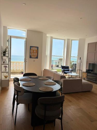 Stunning 3 Bed Apartment with Seaview – khách sạn tại Heene