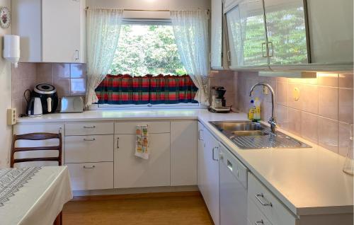 кухня, Stunning Apartment In Selje With Wifi in Сельє