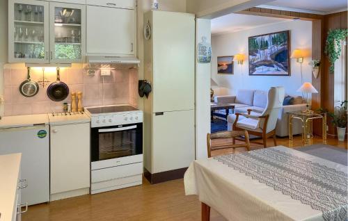 кухня, Stunning Apartment In Selje With Wifi in Сельє